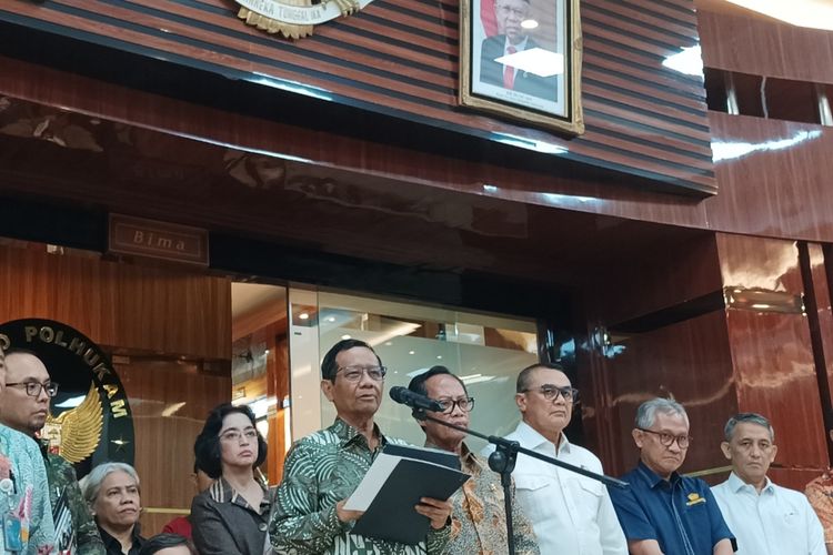 Menko Polhukam Mahfud MD saat memberikan keterangan pers mengenai kinerja Satgas TPPU di Kantor Kemenko Polhukam, Jakarta, Rabu (17/1/2024).