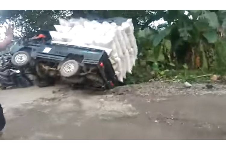 Tangkapan layar video video yang menampilkan mobil pikap standing hingga akhirnya terbalik di Tegal, Rabu (17/2/2021).