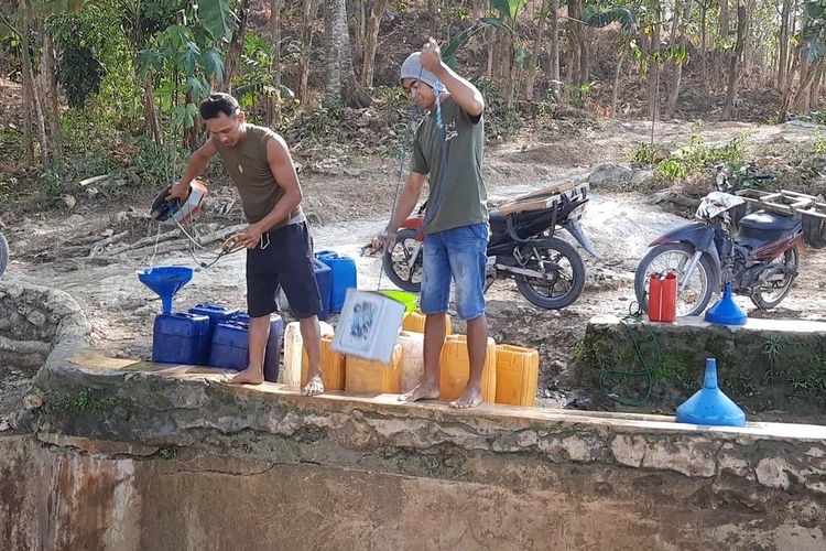 Warga mengambil air di Sendang Duwur, Desa Jurangjero, Kecamatan Bogorejo, Kabupaten Blora, Jawa Tengah, Kamis (21/9/2023)