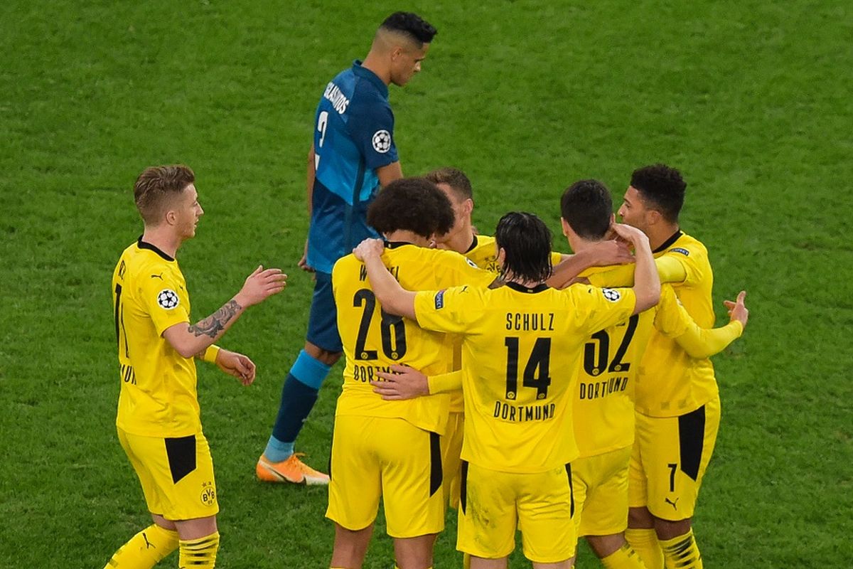 Gelandang Borussia Dortmund Axel Witsel merayakan gol bersama rekan satu timnya pada laga Liga Champions antara Zenit vs Dortmund di Stadion Saint Petersburg pada 8 Desember 2020.