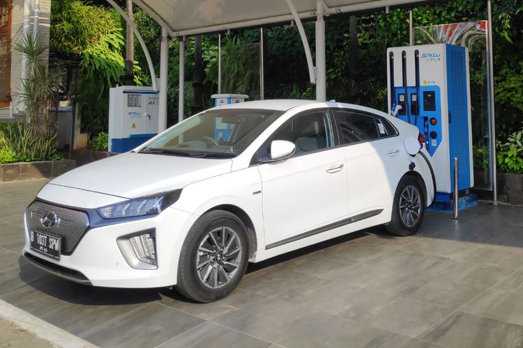 Kendaraan listrik Hyundai Ioniq tengah melakukan pengisian daya di SPKLU