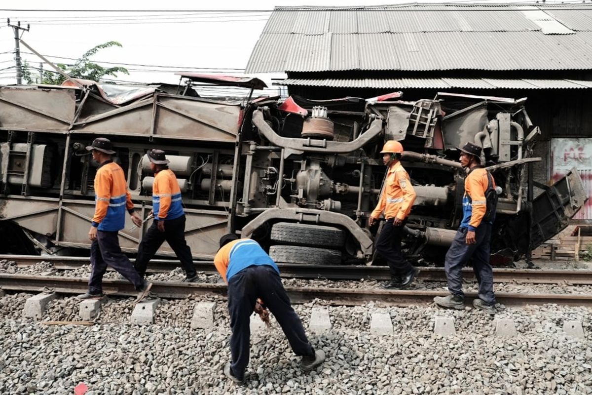 Bus Agra Mas terseret Kereta Argo Parahyangan KA 32 Jurusan Bandung-Gambir hingga ringsek di pintu perlintasan kereta api, Kampung Gorowong, Desa Warung Bambu, Kecamatan Karawang Timur, Senin (26/8/2019). Tidak ada korban jiwa akibat peristiwa ini.