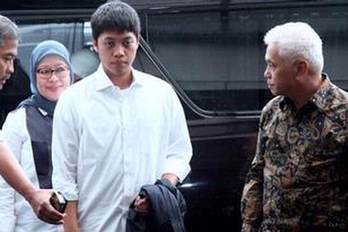 Hatta Rajasa (batik) beserta istri  mengantarkan anaknya, M Rasyid Amarullah di Dirlantas Polda Metro Jaya, di Pancoran, Jakarta Selatan, Senin (7/1/2013). Kedatangan Rasyid tersebut untuk menjalani pemeriksaan sebagai tersangka terkait kecelakaan yang menewaskan dua orang pada 1 Januari lalu.   