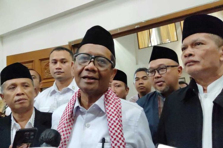 Menkopolhukam Mahfud MD saat diwawancarai awak media usai menjadi Khatib Salat Iduladha di MAJT Semarang, Kamis (29/6/2023).