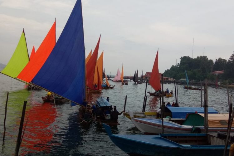 Sejumlah sampan layar peserta yang siap mengikuti permaian pesta rakyat di pualu Perbatasan, Belakangpadang yang berbatasan langsung dengan Singapura. Tidak saja warga lokal, sejumlah wisatawan dari Malaysia dan Singapura juga turut adil dalam perlombaan yang berlangsung Sabtu (18/8/2018).