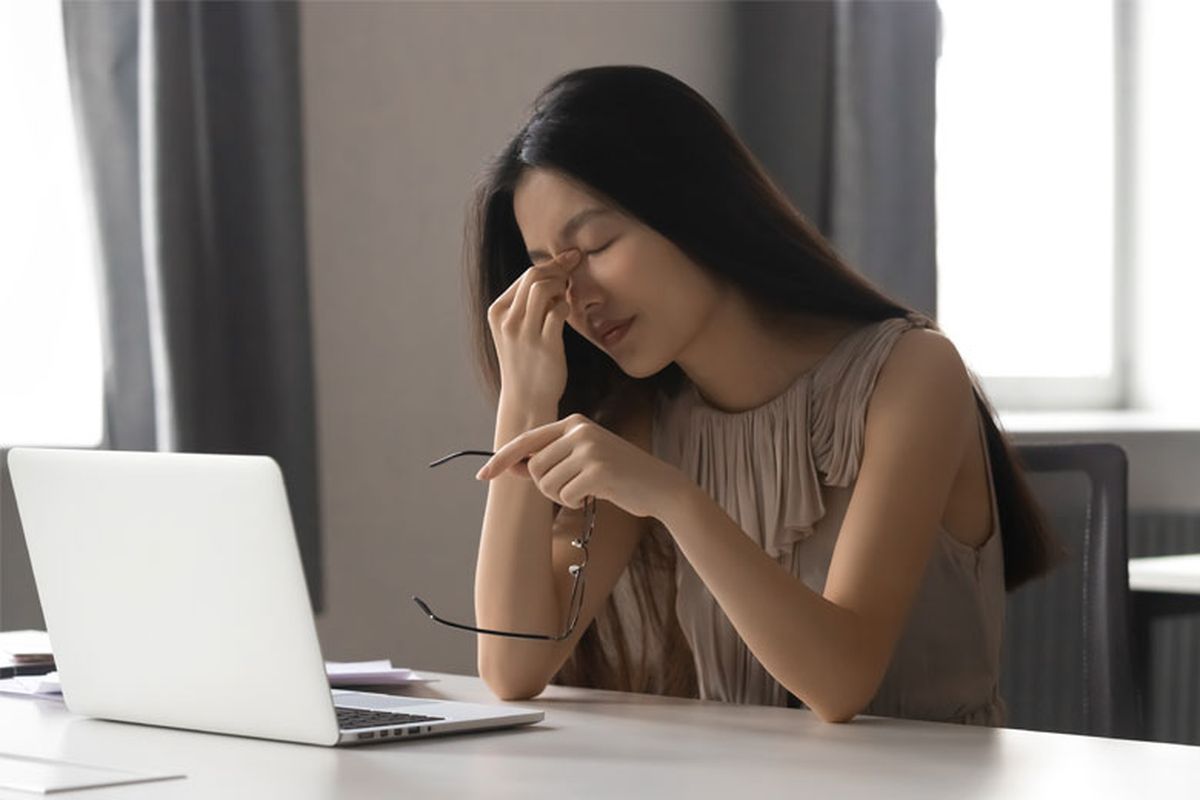 Screen-time berlebih dapat mengganggu kesehatan mata. 