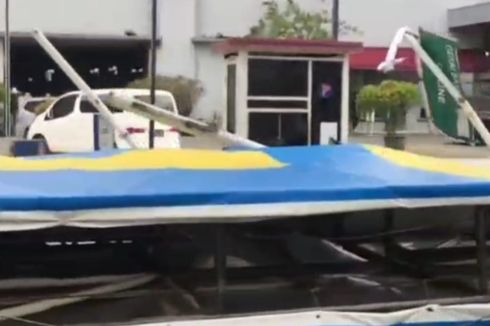 Baliho di Jalan Ciledug Raya Roboh Diterpa Angin Kencang