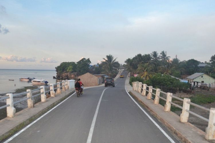 Kondisi jalan di salah satu pulau di Provinsi Maluku.