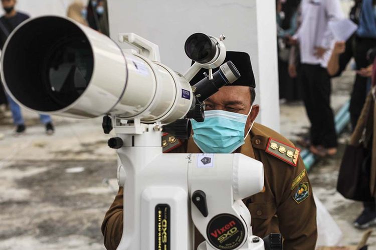 Petugas dari Kantor Wilayah Kementerian Agama (Kemenag) Sumatera Selatan memantau hilal di lantai 7 Gedung Universitas Islam Negeri (UIN) Palembang, Senin (12/4/2021). Dari pantauan tersebut, petugas tak dapat melihat hilal lantaran tertutup awan. Pemerintah melalui Kemenag RI telah memutuskan awal puasa atau 1 Ramadhan 1442 Hijriah di Indonesia jatuh pada Selasa (13/4/2021).