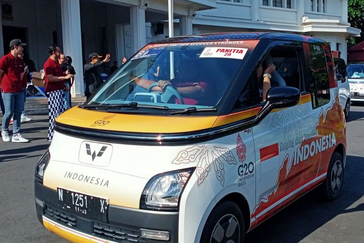 Wuling Kampanyekan Penggunaan Mobil Listrik di Kota Malang