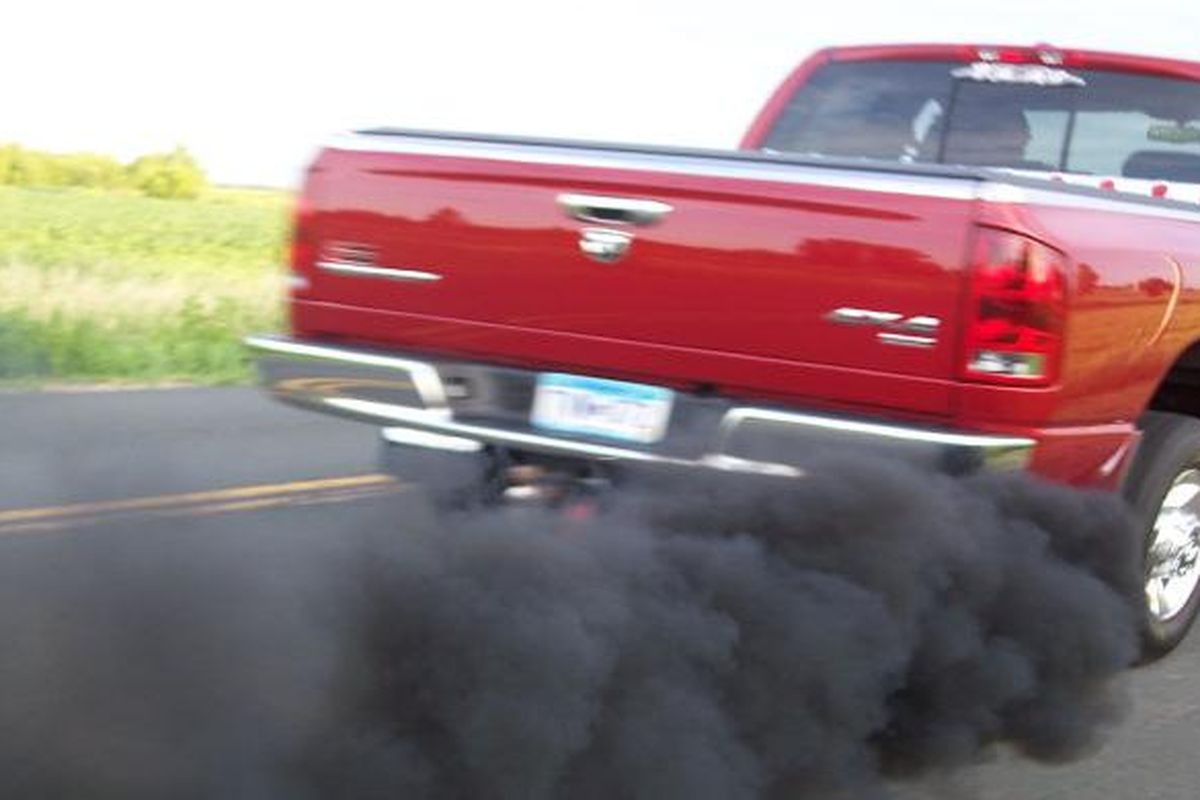Ilustrasi kepulan asap hitam mobil diesel