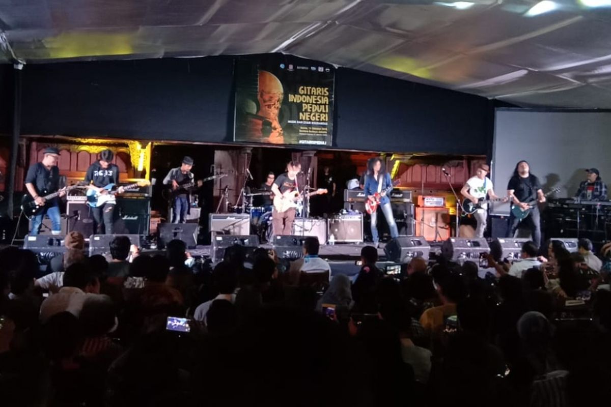 Formasi Rock-3 unjuk aksi di konser Gitaris Indonesia Peduli Negeri: Musik dan Syair Solidaritas yang digelar di Bentara Budaya Jakarta (BBJ), Kamis (11/10/2018).