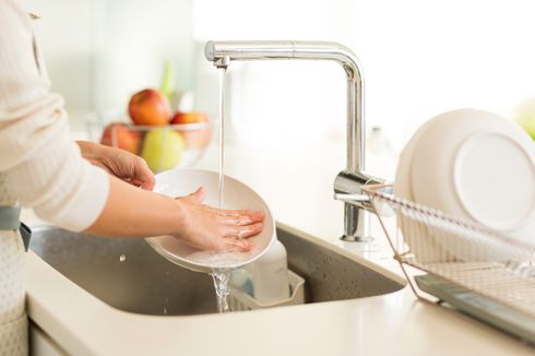 Sebaiknya Mencuci Piring dengan Air Panas atau Dingin?