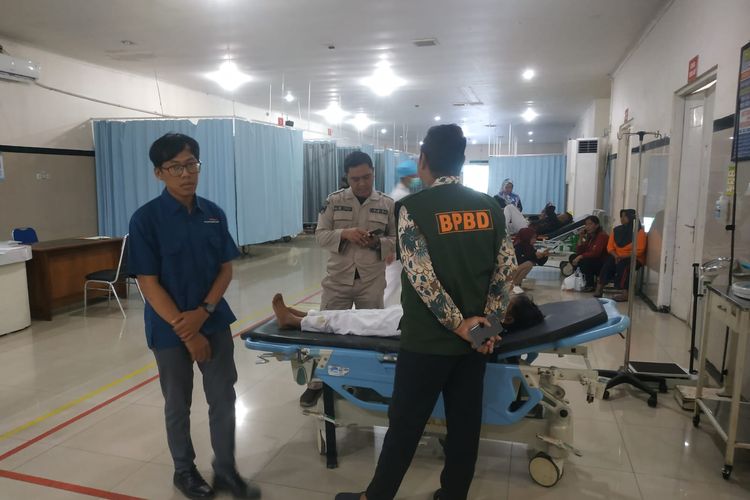 Driver Ojol serta Ibu-anak Tertimpa Pohon Tumbang di Karanganyar