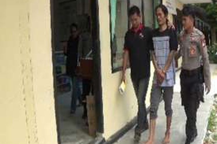 Suardi (41), seorang pengedar sabu asal Majene sulawesi selatan ditangkap petugas narkotika polres Majene saat mengantar pesnaan 20 gram sabu-sabu kepada pelanggannya di Majene sulawesi barat, Minggu (13/3).