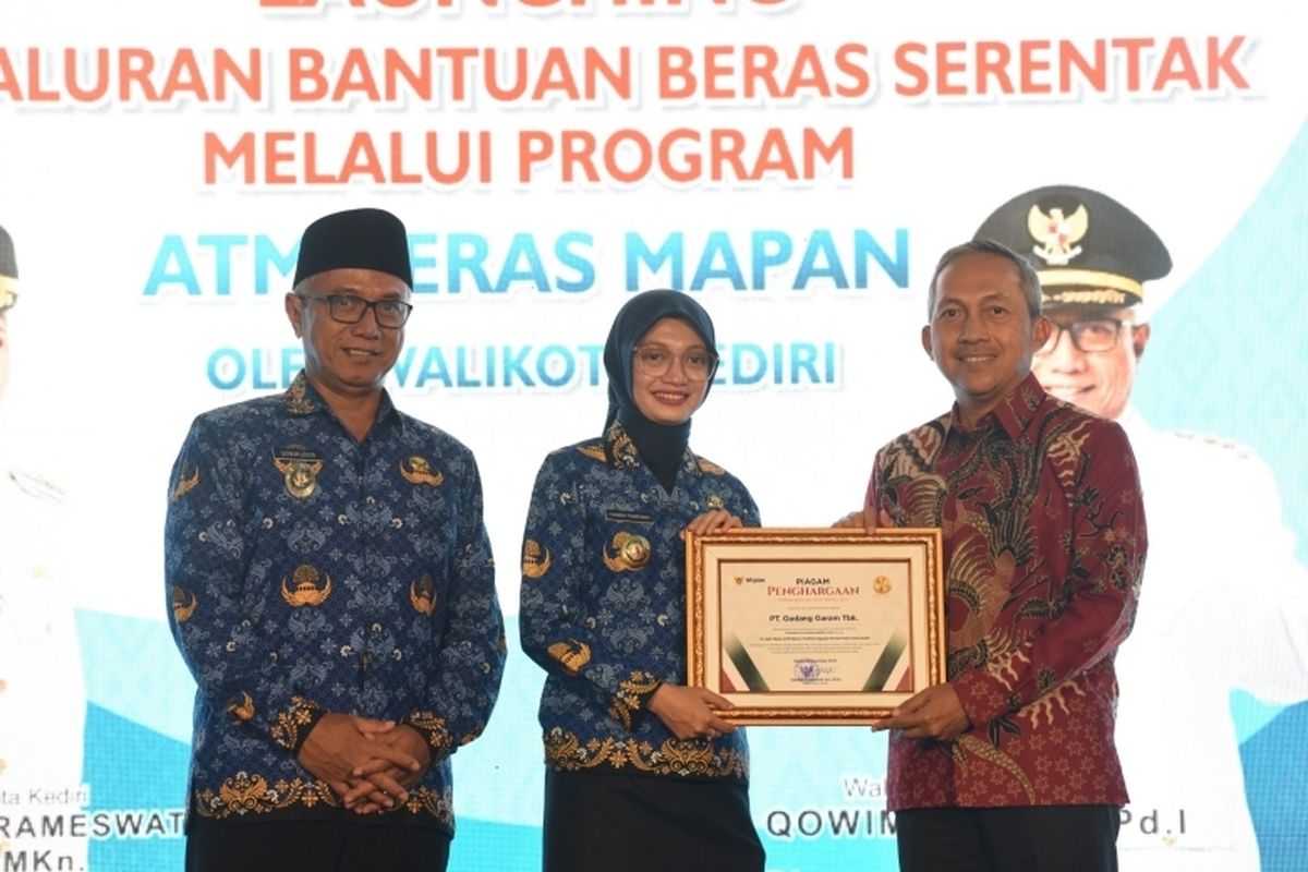Wali Kota Kediri Vinanda Prameswati secara simbolis menyerahkan bantuan beras kepada 107 keluarga penerima manfaat di Kelurahan Semampir dalam acara Launching Penyaluran Bantuan Beras Serentak lewat Program ATM Beras MAPAN, Senin (1/12/2024).