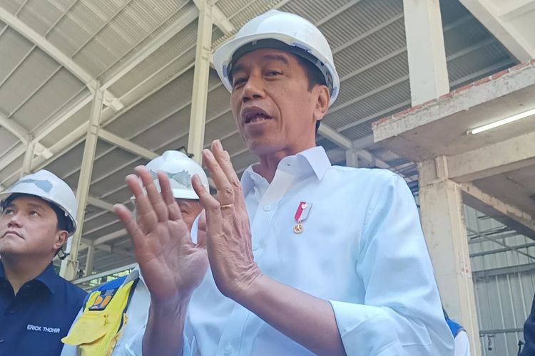 Presiden Joko Widodo saat memberikan keterangan pers di Galery Nyoman Nuarta, Kabupaten Bandung Barat, Rabu (12/7/2023).
