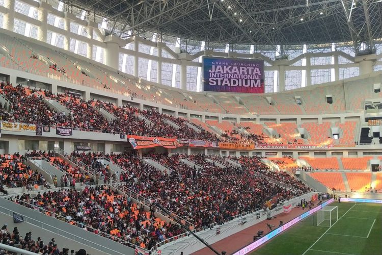 Pendukung setia atau suporter klub bola Persija mulai memadati jalan di sekitar Jakarta International Stadium (JIS), Jakarta Utara, Minggu (24/7/2022) sore untuk menyaksikan laga persahabatan antara Persija versus Chonburi FC, klub Liga 1 Thailand, yang bakal berlangsung pukul 18.45 WIB.
