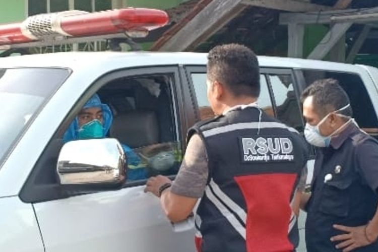 Jas hujan plastik dan sepatu bot digunakan tim medis corona karena persediaan APD khusus habis saat akan mengantar 3 OPD Corona di RSUD Soekardjo Kota Tasikmalaya, Sabtu (7/3/2020) lalu.