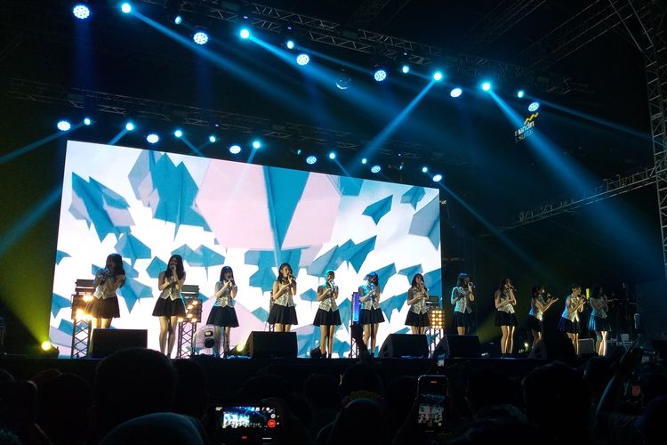 Grup idola JKT48 saat tampil di Joyland Festival 2022, di Lapangan Softball GBK Senayan, Jakarta Pusat, Sabtu (5/11/2022).