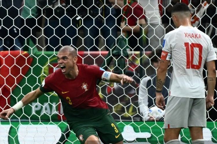Bek timnas Portugal Pepe berselebrasi usai mencetak gol ke gawang Swiss pada laga babak 16 besar Piala Dunia 2022 di Stadion Lusail, Lusail, Qatar, Rabu (7/12/2022) dini hari WIB.