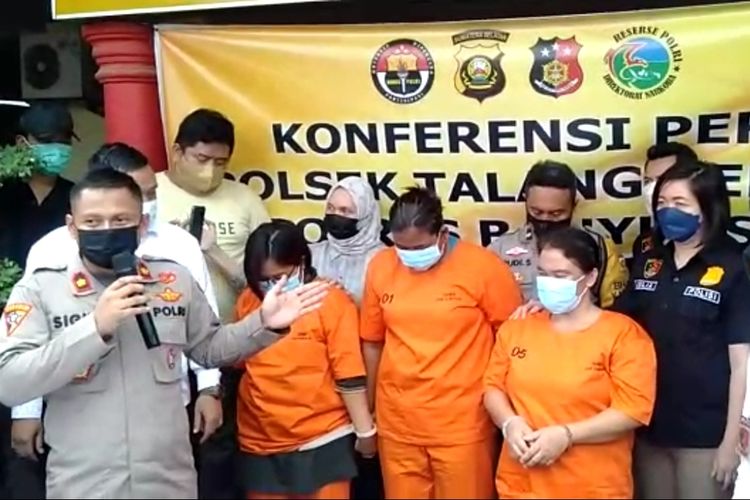 Kapolsek Banyuasin Kompol Sigit Agung Susilo saat menghadirkan tiga orang pelaku yang membuka praktik pengobatan alternatif untuk hamil palsu.