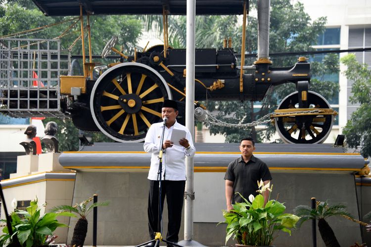 Wakil Gubernur Jawa Barat Uu Ruzhanul Ulum menghadiri Peringatan Hari Bakti Pekerjaan Umum (Harbak PU) ke-74 Tingkat Provinsi Jawa Barat Tahun 2019, di Kantor Dinas Bina Marga dan Penataan Ruang Provinsi Jabar, Bandung, Senin (25/11/2019).