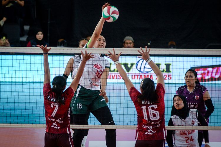 Pevoli Bank Jatim Rika Dwi Latri (kedua kiri) melakukan smes yang berusaha dihalau Pevoli Kharisma Premium Vera Mayola (kiri) dan Hanifa Nahda (tengah) pada pertandingan putaran reguler pertama Livoli Divisi Utama 2025 di GOR Nambo Jaya, Kota Tangerang, Banten, Rabu (3/9/2025). Tim voli Bank Jatim menang atas Kharisma Premium 3-2 (25-21, 23-25, 25-23, 19-25 dan 15-12). ANTARA FOTO/Putra M. Akbar/rwa.