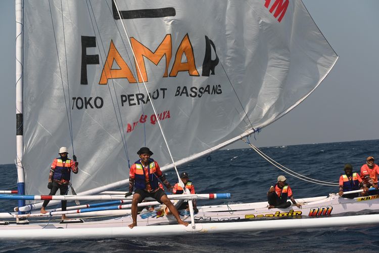 25 Perahu Sandeq Gagal Finis di Etape Pamboang-Polman, Ada yang Terbalik Diterjang Gelombang