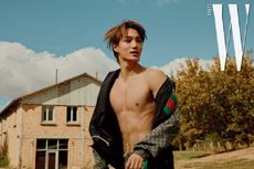 Berfoto di Perancis, Kai EXO Pamerkan Perut Six-pack 