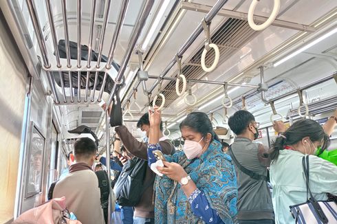 KRL Jabodetabek Mulai Dipadati Penumpang, Sampai Berebut Saat Naik dan Turun