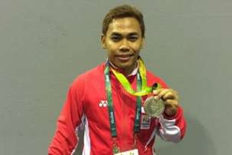 Lifter Indonesia, Eko Yuli Irawan, berpose dengan medali perak yang diperolehnya di kelas 62 kg pada Olimpiade Rio 2016 di Riocentro Pavilion 2, Selasa (9/8/2016).