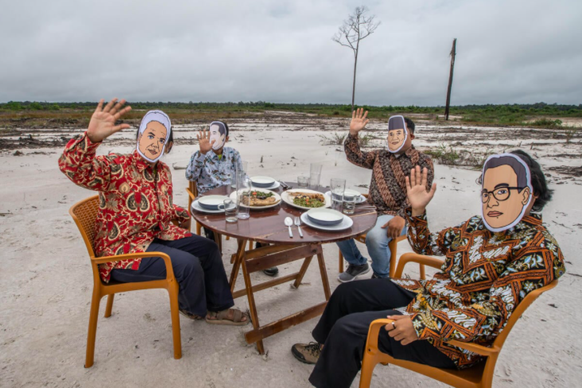 LBH Kalimantan Tengah, Save Our Borneo, dan Walhi Kalimantan Tengah ?menggelar aksi kreatif parodi ?makan siang Presiden Jokowi dan tiga calon presiden di Pilpres 2024?, Sabtu (2/12/2023).