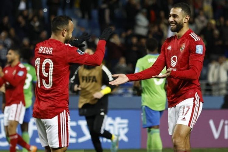 Gelandang Al Ahly Mohamed  Afsha Magdy dan striker Ahmed Abdel Kader merayakan kemenangan 1-0 timnya atas Seattle Sounderd pada laga perempat final Piala Dunia Antarklub 2022 yang berlangsung di Ibn Batouta Stadium, Tangier, Maroko, Minggu (5/2/2023) dini hari WIB. Al Ahly lolos ke semifinal dan akan menghadapi Real Madrid.