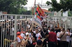 Jalan Macet, Ribuan Massa Paksa Petugas Keamanan untuk Bisa Masuk JIS