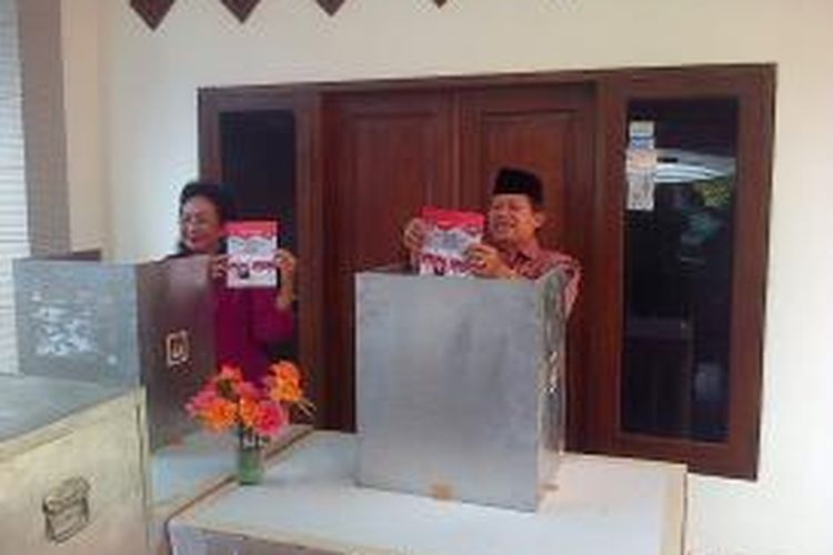 Calon Bupati Semarang Mundjrin, mencoblos di TPS 06 Kelurahan Panjang,  Ambarawa, Kabupaten Semarang, Rabu (9/12/2015). 