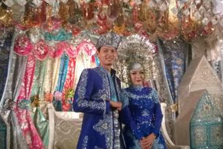 Artis peran Fedi Nuril bersama istrinya, Vanny Widyasasti, diabadikan dalam acara resepsi pernikahan mereka di Panti Prajurit, Balai Sudirman, Jakarta Selatan, Minggu (17/1/2016).