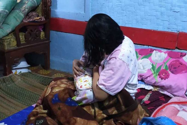 Seorang ibu sedang menyusui bayi yang baru dilahirkannya dengan normal dan mengaku hamil dalam waktu 1 jam di Kecamatan Puspahiang, Kabupaten Tasikmalaya, Selasa (21/7/2020).