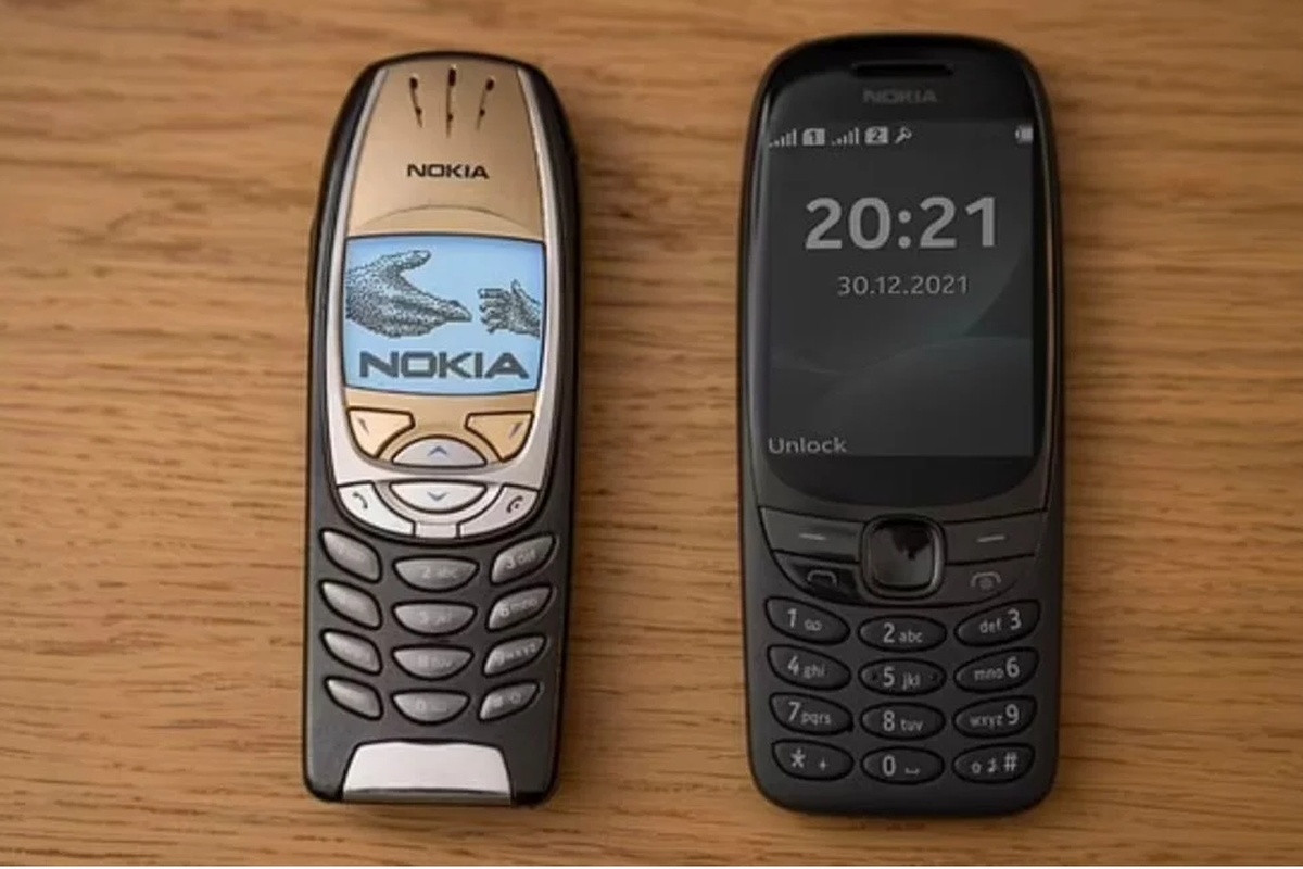 Nokia 6310 orisinil (kiri) dan Nokia 6310 2021 (kanan)