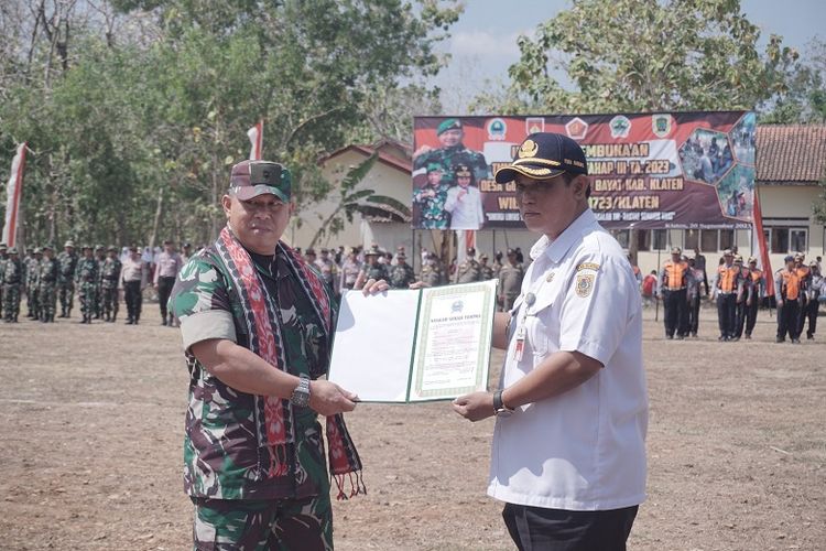 TMMD merupakan program bakti masyarakat besutan Tentara Nasional Indonesia (TNI) yang melibatkan seluruh komponen masyarakat serta pemerintah daerah (pemda). Terbaru, program tersebut digelar di Desa Gunung Gajah, Kecamatan Bayat, Kabupaten Klaten, Jateng mulai Rabu (20/9/2023) hingga Kamis (19/9/2023). 