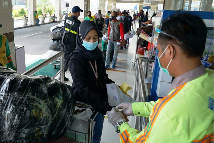  Suasana terminal penumpang di pelabuhan yang dikelola Pelindo III . 