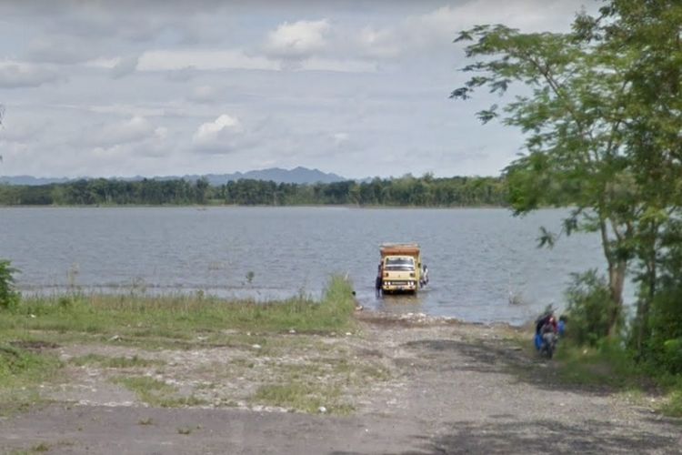 Tangkapan layar Google Maps tentang kondisi jalan sebelah timur Pasar Wuryantoro yang langsung mengarah ke Waduk Gajah Mungkur pada musim hujan. Foto diambil Mei 2015.