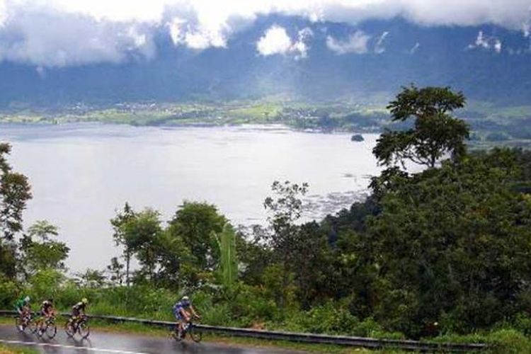 Pebalap sepeda Tour de Singkarak 2013 melintasi kelokan 30 di kawasan obyek wisata Danau Mainjau, Kabupaten Agam, Sumatera Barat, Selasa (4/6/2013).  