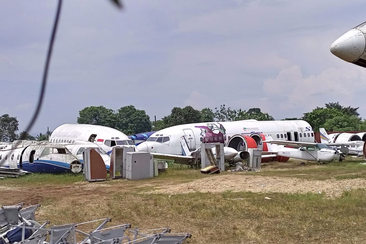 Belasan bangkai pesawat terbang teronggok di pinggir Jalan Raya Bogor-Parung, Kampung Jampang, Desa Pondok Udik, Kecamatan Kemang, Kabupaten Bogor, Jawa Barat, Kamis (6/1/2022).