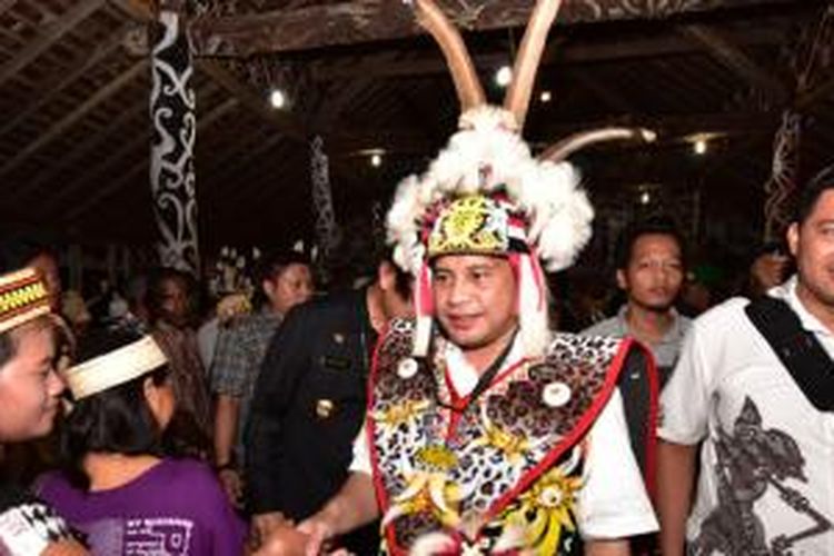 Menteri Desa, Pembangunan Daerah Tertinggal, dan Transmigrasi, Marwan Jafar mengenakan pakaian adat Dayak, saat mengunjungi Kabupaten Malinau, Kalimantan Utara, Senin (16/11). Oleh masyarakat setempat, dianugerahi gelar adat 'Ngang