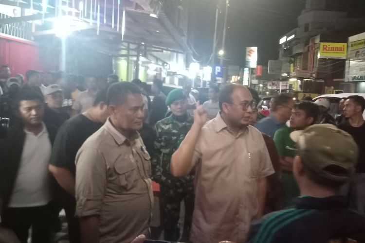 Anggota DPR RI Andre Rosiade bersama Satpol PP Padang gerebek tempat karaoke tanpa izin di Kota Padang, Minggu (22/12/2019) dini hari