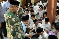 Saat Gibran Beri Buku ke Santri Usai Shalat Isya di Ponpes Said Aqil Siradj