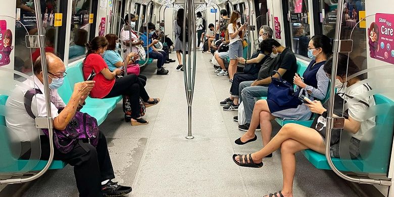 MRT Singapura melintas di distrik komersial Tanjong Pagar, Kamis malam (1/7/2021). Singapura saat ini sedang berada dalam transisi memasuki new normal hidup berdampingan dengan Covid-19