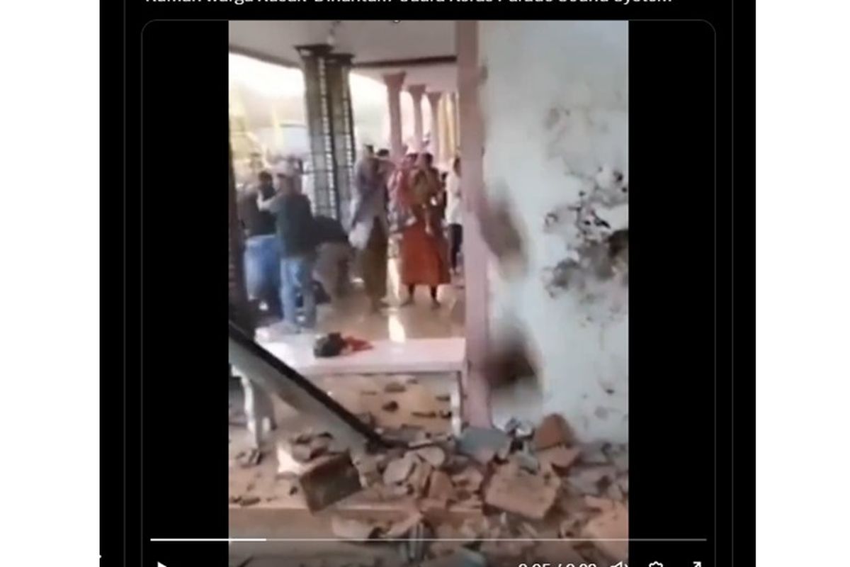 Video atap rumah warga berjatuhan ketika terkena getaran suara sound system