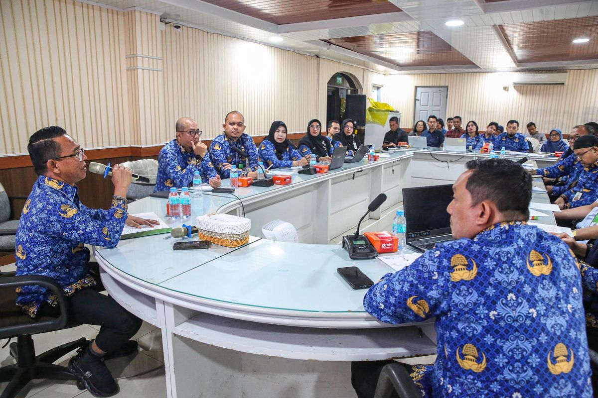 Wakil Wali Kota Medan, Zakiyuddin Harahap saat memimpin Rapat Koordinasi antara Dinas Kesehatan Kota Medan, RSUD dr Pirngadi, RSUD Bachtiar Jafar dan Badan Kepegawaian Daerah (BKD) Medan, Selasa (17/6).